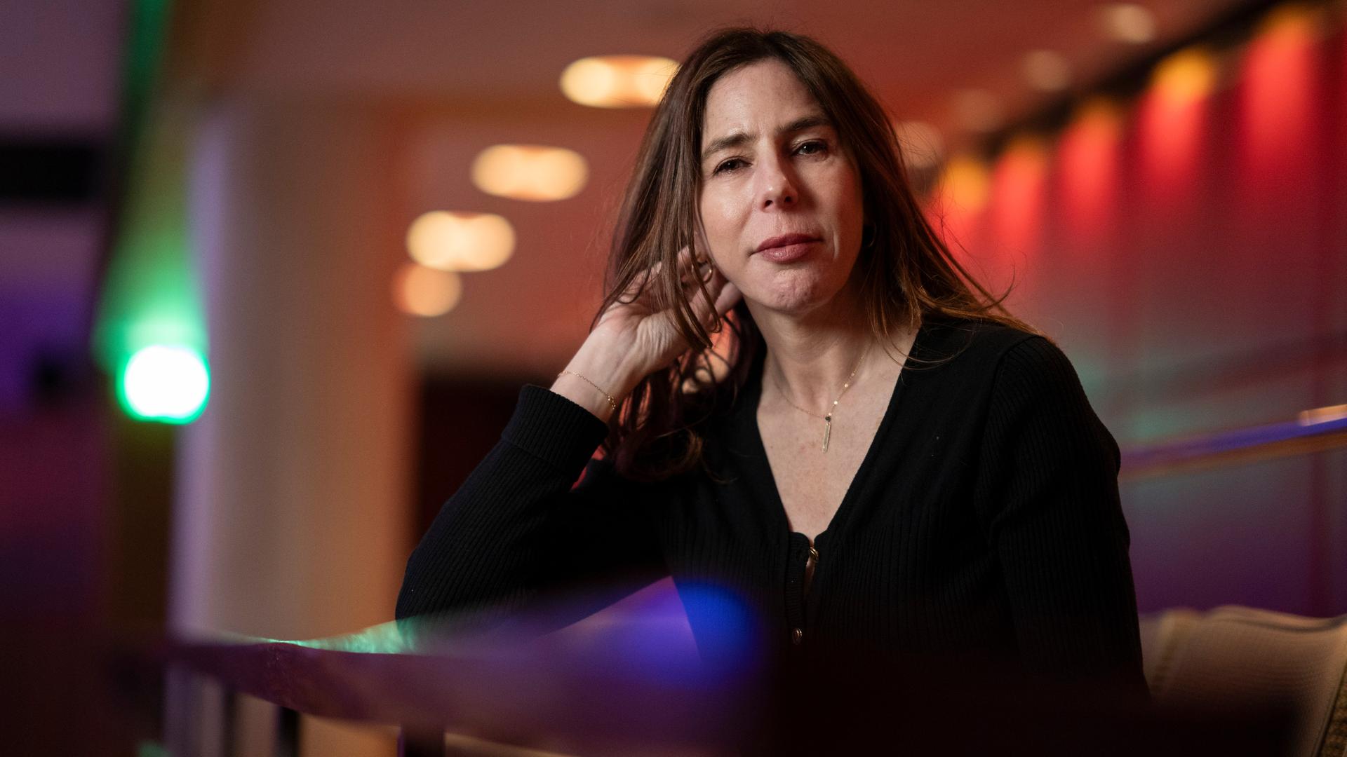 Die US-Schriftstellerin Rachel Kushner steht zwischen Sitzreihen in der Londoner Royal Festival Hall. Sie ist schwarz gekleidet und schaut in die Kamera. Die US-Schriftstellerin Rachel Kushner steht zwischen Sitzreihen in der Londoner Royal Festival Hall. Sie ist schwarz gekleidet und schaut in die Kamera.