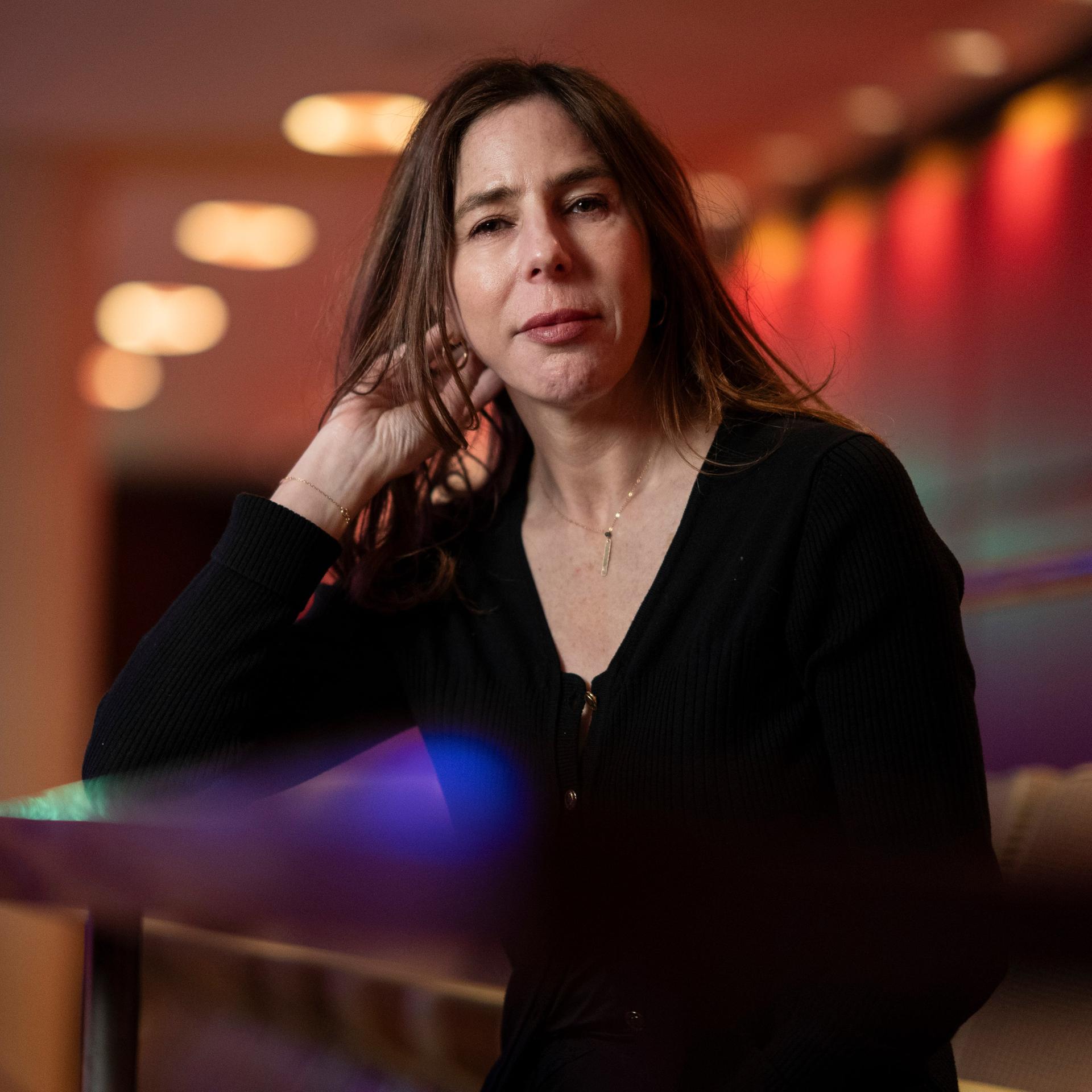 Die US-Schriftstellerin Rachel Kushner steht zwischen Sitzreihen in der Londoner Royal Festival Hall. Sie ist schwarz gekleidet und schaut in die Kamera.