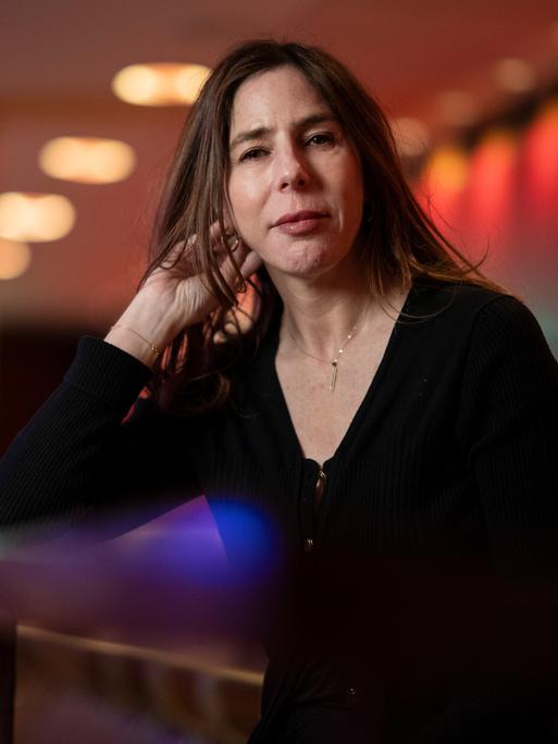Die US-Schriftstellerin Rachel Kushner steht zwischen Sitzreihen in der Londoner Royal Festival Hall. Sie ist schwarz gekleidet und schaut in die Kamera.