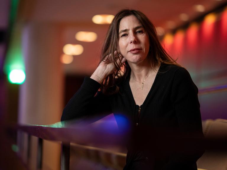 Die US-Schriftstellerin Rachel Kushner steht zwischen Sitzreihen in der Londoner Royal Festival Hall. Sie ist schwarz gekleidet und schaut in die Kamera.