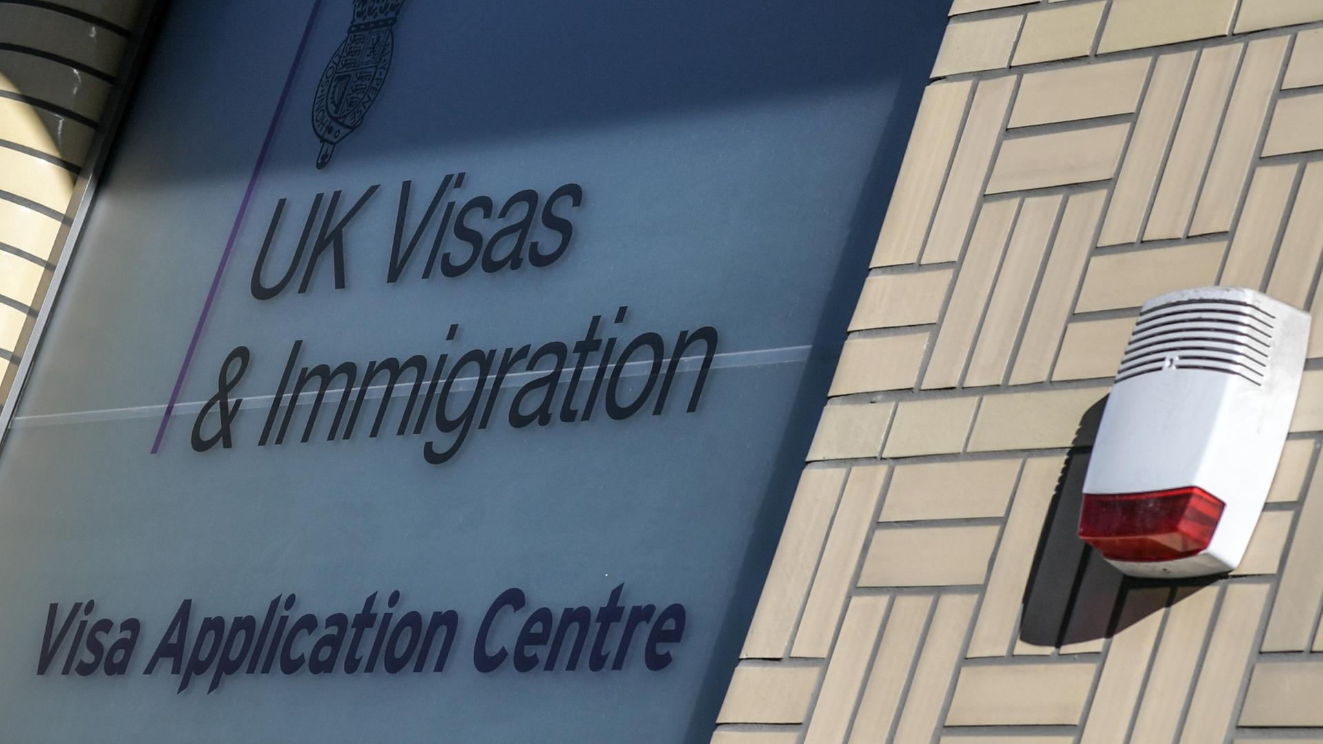 UK Visas und Immigration steht auf einer Scheibe eines Visa Application Centre.
