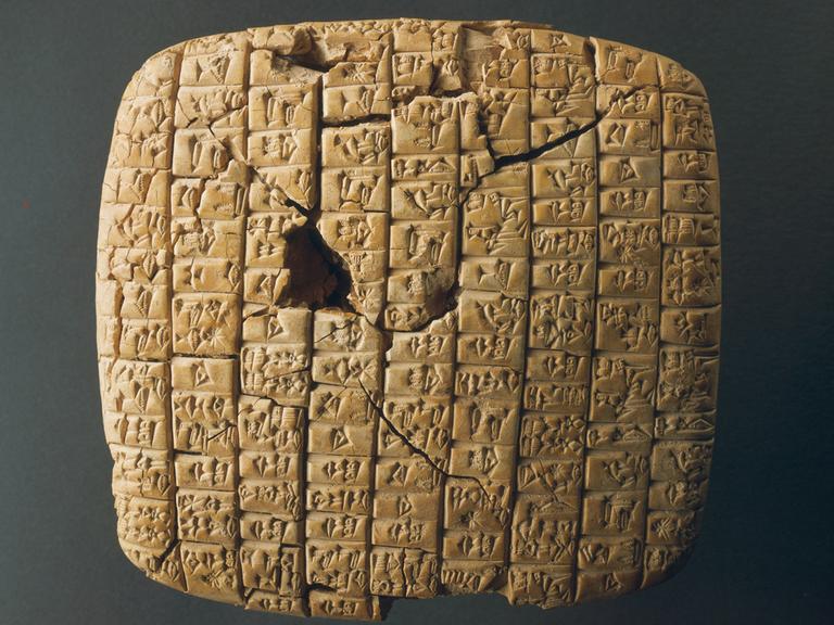 Auf einer abgerundeten Tontafel ist ein Text in Keilschrift verfasst. Es ist ein Brief des Königs Enna-Dagan.
