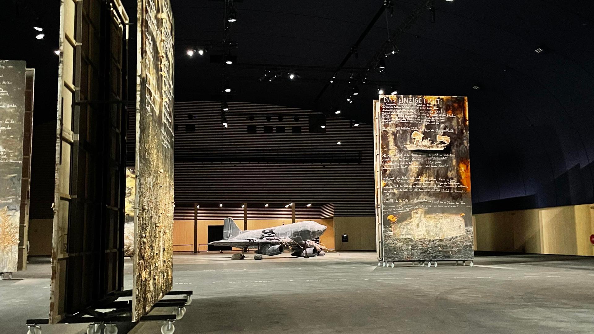 Riesige Werke von Anselm Kiefer, zum Teil auf Rollen, in einem sehr hohen Ausstellungsraum. Riesige Werke von Anselm Kiefer, zum Teil auf Rollen, in einem sehr hohen Ausstellungsraum.