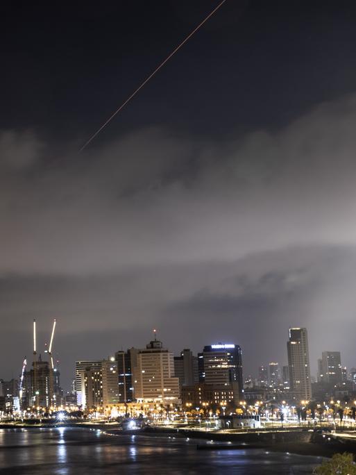 Explosionen im Himmel über Tel Aviv.