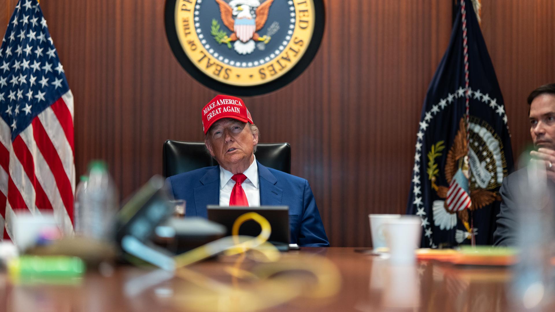 US-Präsident Donald Trump und Außenminister Marco Rubio sitzen im Weissen Haus und überwachen die Mission zur Zerstörung dreier iranischer Atomanreicherungsanlagen am 21. Juni 2025. US-Präsident Donald Trump und Außenminister Marco Rubio sitzen im Weissen Haus und überwachen die Mission zur Zerstörung dreier iranischer Atomanreicherungsanlagen am 21. Juni 2025.