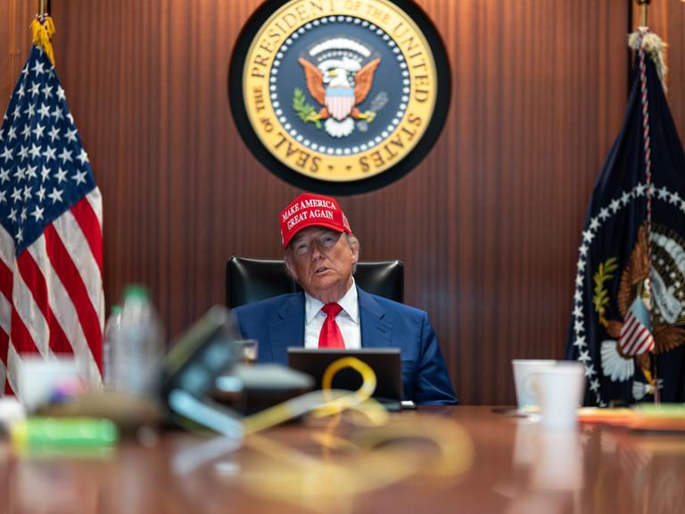 US-Präsident Donald Trump und Außenminister Marco Rubio sitzen im Weissen Haus und überwachen die Mission zur Zerstörung dreier iranischer Atomanreicherungsanlagen am 21. Juni 2025.