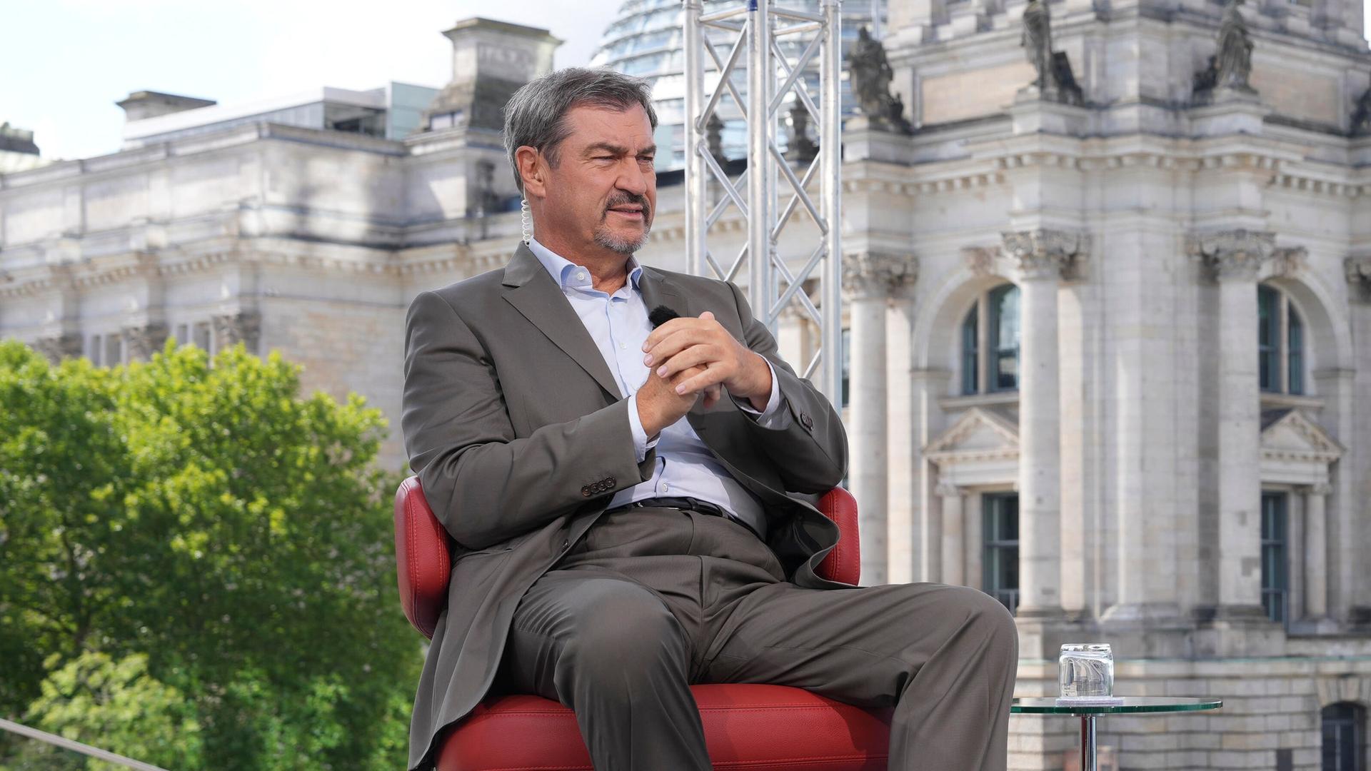 CSU-Vorsitzender Markus Söder gemeinsam mit Moderatorin Anna Engelke vor der Kulisse des Reichstagsgebäudes beim ARD Sommerinterview in Berlin CSU-Vorsitzender Markus Söder gemeinsam mit Moderatorin Anna Engelke vor der Kulisse des Reichstagsgebäudes beim ARD Sommerinterview in Berlin