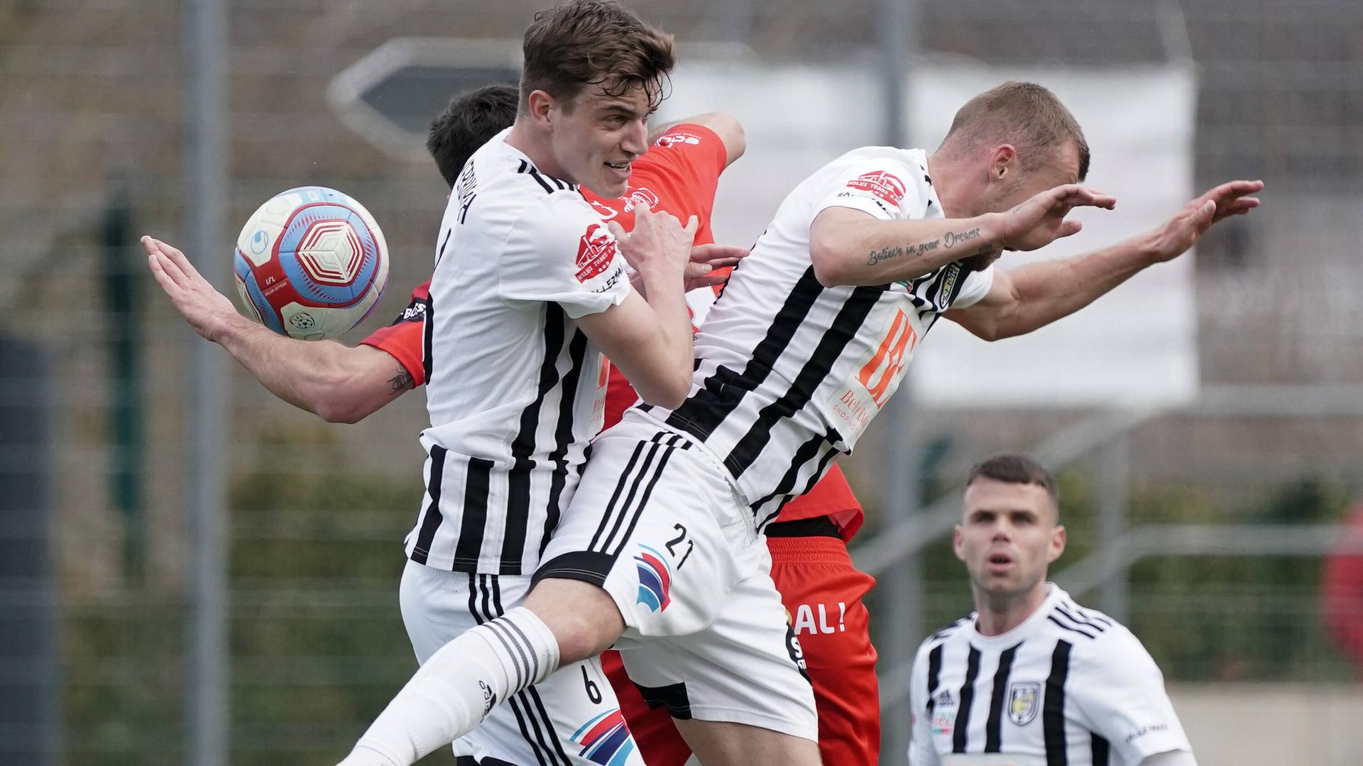 Spieler von Jeunesse Esch im Spiel beim FC Differdange 03 in Luxemburg.