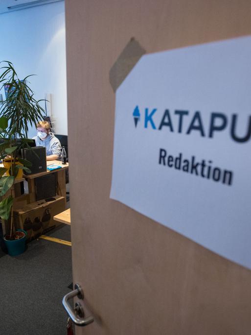 Grafiker und Journalisten arbeiten in einem der Redaktionsräume des Katapult-Verlags