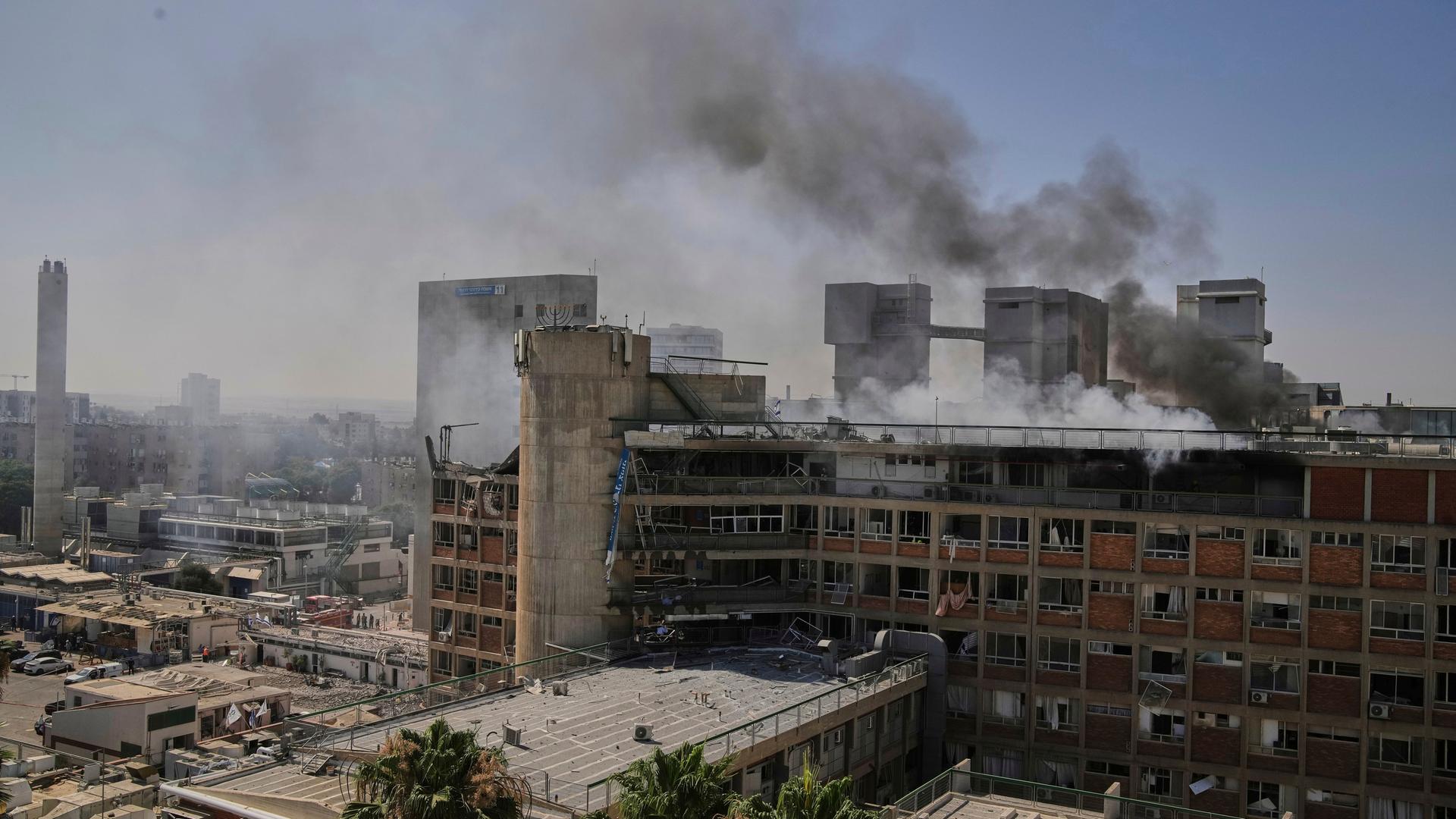 Rauch steigt aus dem weitgehend zerstörten Soroka Hospital im Raum Tel Aviv auf.
