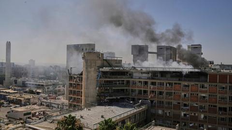 Rauch steigt aus dem weitgehend zerstörten Soroka Hospital im Raum Tel Aviv auf.