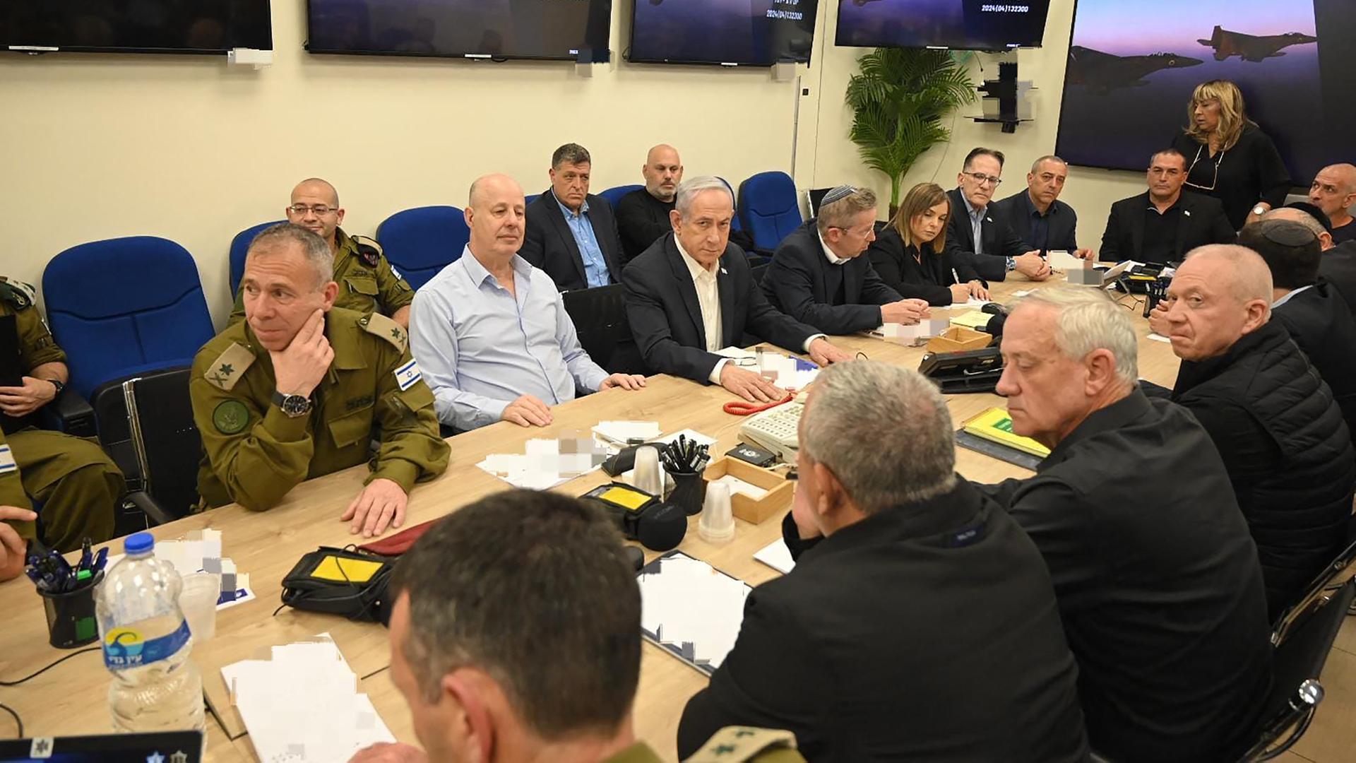 Die Regierungsmitglieder sitzen an einem rechteckigen Tisch in einem Raum.
