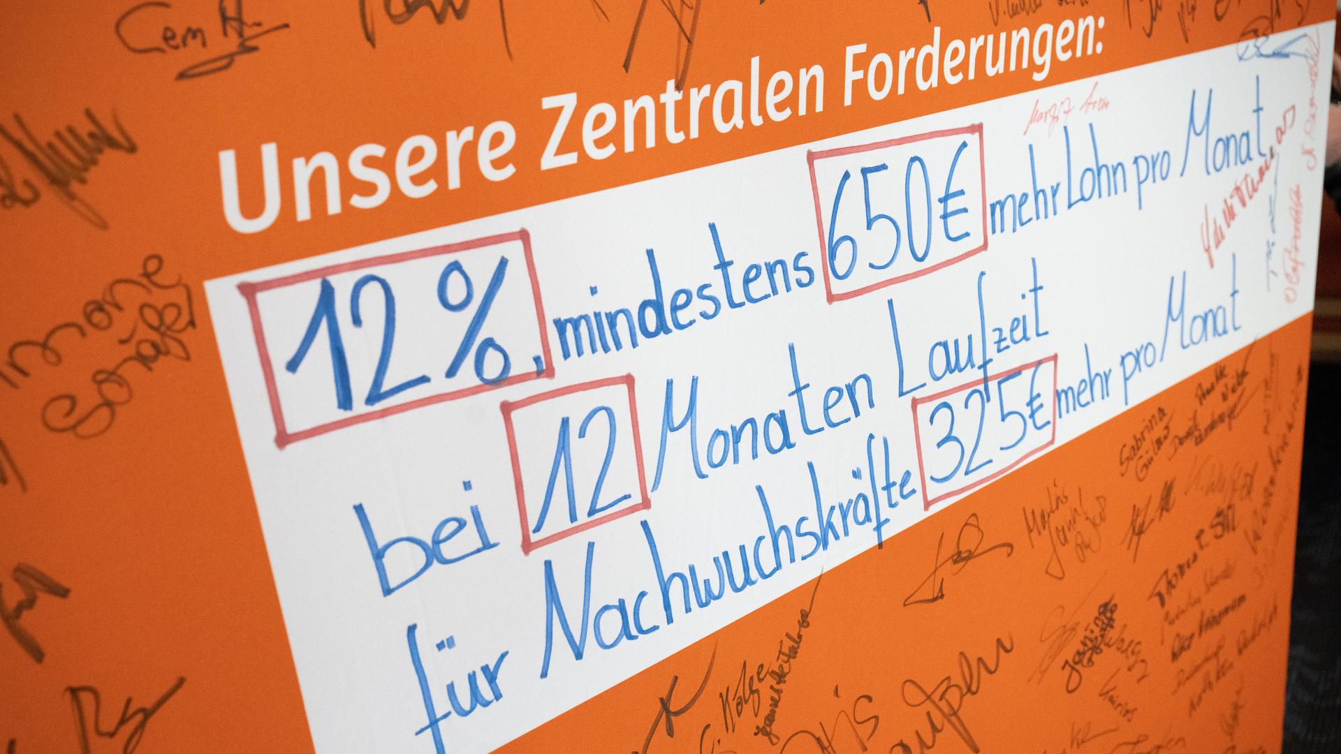 Eine Tafel zeigt die Lohnforderungen der Gewerkschaft EVG. Eine Tafel zeigt die Lohnforderungen der Gewerkschaft EVG.