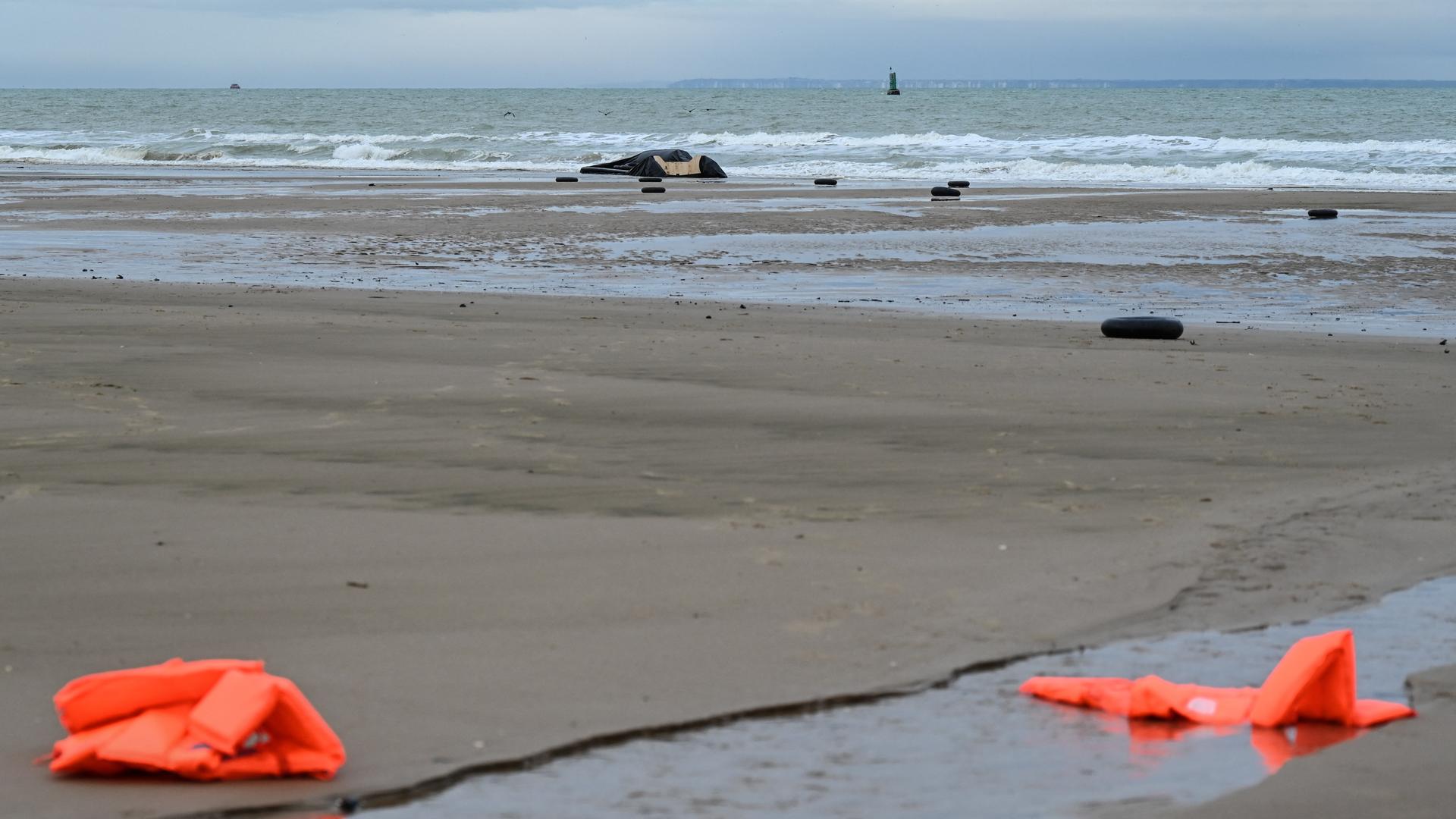 Rettungswesten und ein Schlauchboot, aus dem Luft entwichen ist, sind im Dezember 2024 in Nordfrankreich zu sehen, nachdem ein Versuch von Migranten scheiterte, den Ärmelkanal illegal zu überqueren, um Großbritannien zu erreichen.