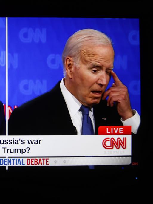 Auf einem Bildschirm zu sehen ist ein Ausschnitt vom ersten TV-Duell zwischen US-Präsident Joe Biden und seinem Herausforderer Donald Trump am 28. Juni 2024 im CNN-Studio Atlanta, USA.