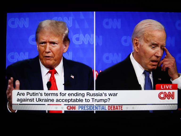 Auf einem Bildschirm zu sehen ist ein Ausschnitt vom ersten TV-Duell zwischen US-Präsident Joe Biden und seinem Herausforderer Donald Trump am 28. Juni 2024 im CNN-Studio Atlanta, USA.