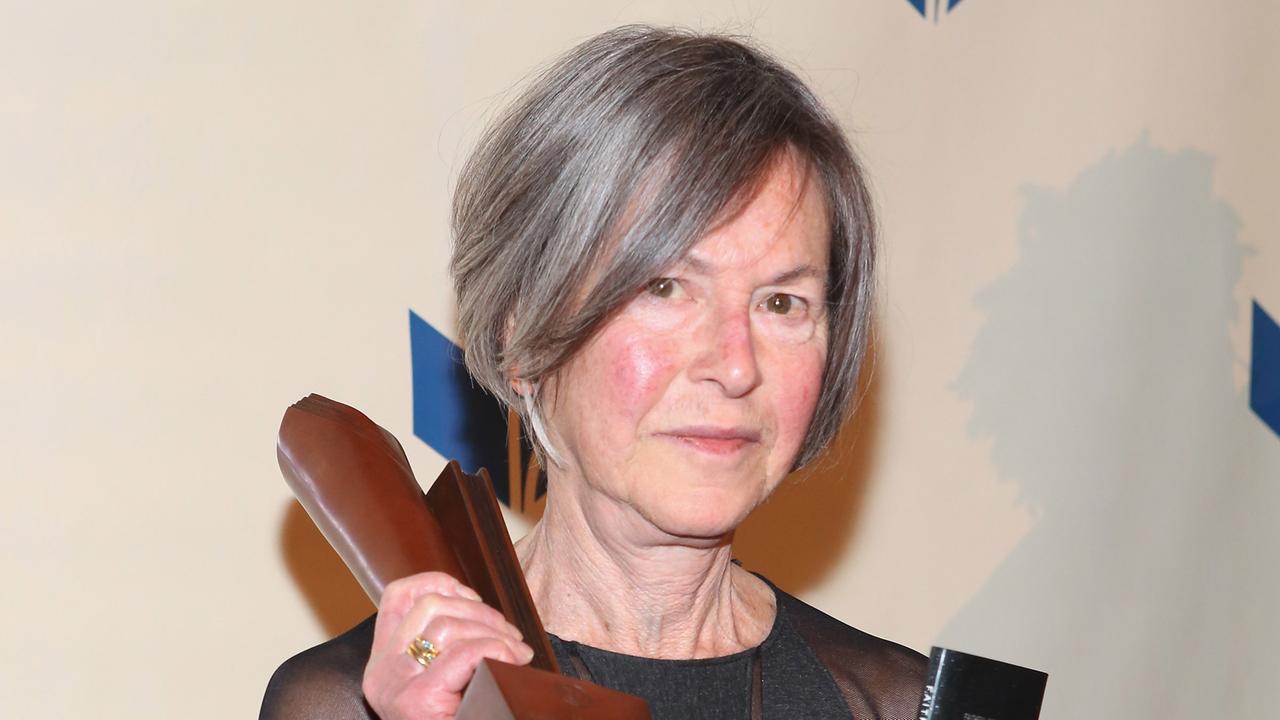 Die Lyrikerin Louise Glück 2014 bei den National Book Awards in New York City.  Die Lyrikerin Louise Glück 2014 bei den National Book Awards in New York City.