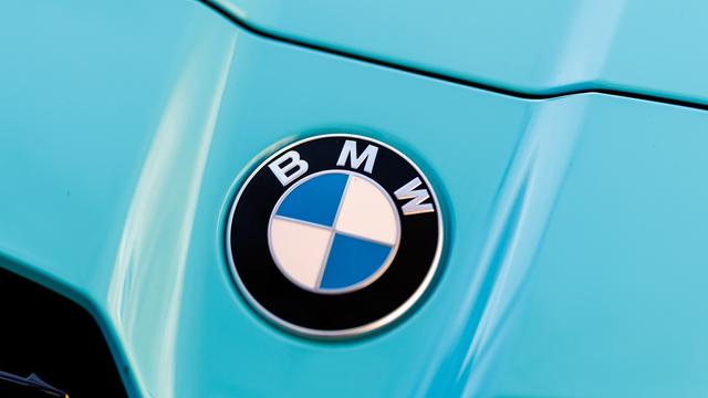 Das Markenlogo von BMW ist auf der Haube von einem Fahrzeug des Herstellers zu sehen. Das Markenzeichen zeigt mit seinen Viertelkreisen die Landesfarben des Freistaates Bayern Weiß und Blau. Das Markenlogo von BMW ist auf der Haube von einem Fahrzeug des Herstellers zu sehen. Das Markenzeichen zeigt mit seinen Viertelkreisen die Landesfarben des Freistaates Bayern Weiß und Blau.