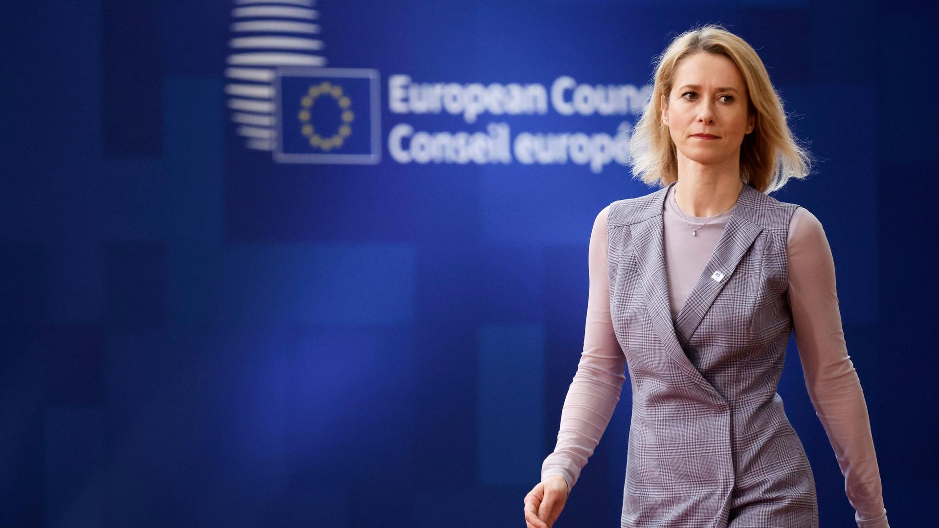 Der Bild zeigt die Diplomatin Kaja Kallas vor einer Tafel mit dem Aufdruck "Europäischer Rat". Der Bild zeigt die Diplomatin Kaja Kallas vor einer Tafel mit dem Aufdruck "Europäischer Rat".