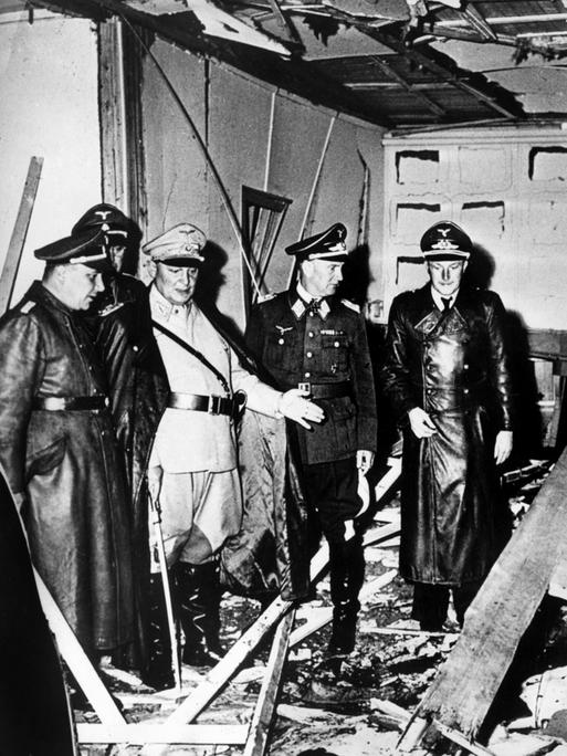 Reichsmarschall Hermann Göring (in heller Uniform) und der Chef der "Kanzlei des Führers", Martin Bormann (links), begutachten die Zerstörung im Raum der Karten-Baracke im Führerhauptquartier Rastenburg, wo Oberst Stauffenberg am 20. Juli 1944 eine Sprengladung zündete, mit der Absicht Hitler, zu töten (Archivfoto vom 20.07.1944).