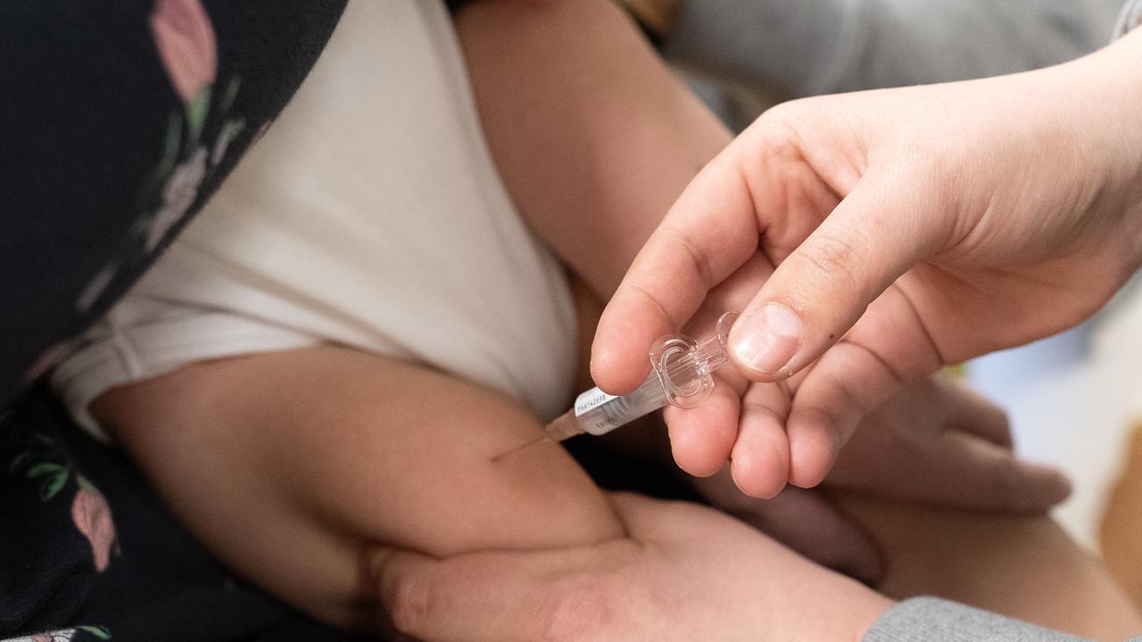 Eine Kinderärztin impft einen Säugling gegen Respiratorisches Synzytial-Virus (RSV).