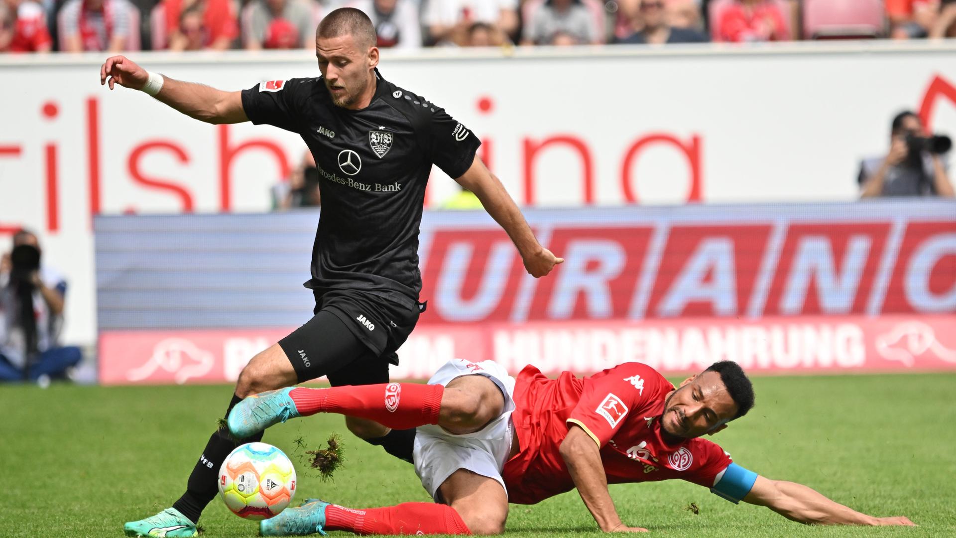 Der Mainzer Karim Onisiwo und Stuttgarts Waldemar Anton Der Mainzer Karim Onisiwo und Stuttgarts Waldemar Anton