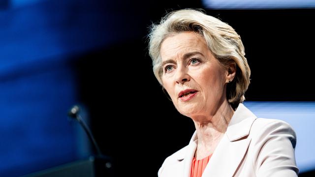 EU-Kommissionspräsidentin Ursula von der Leyen ist im Halbprofil zu sehen. Sie schaut ernst und spricht in ein Mikrofon