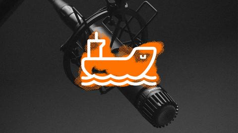 Ein Mikrofon zeigt nach unten, daüber ist eine Collage mit einem Schiff eingezeichnet. 
