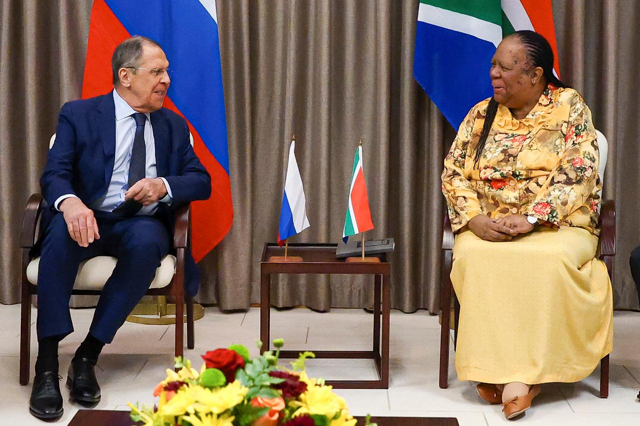 Pretoria: Auf diesem vom Pressedienst des russischen Auenministeriums veröffentlichten Foto unterhalten sich der russische Außenminister Sergej Lawrow (l) und seine südafrikanische Amtskollegin Naledi Pandor während ihres Treffens.