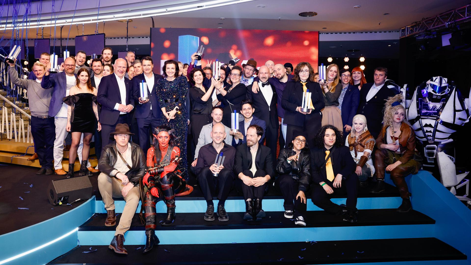 Alle Gewinner von dem Deutschen Computer-Spiel-Preis auf einem Gruppen-Foto Alle Gewinner von dem Deutschen Computer-Spiel-Preis auf einem Gruppen-Foto