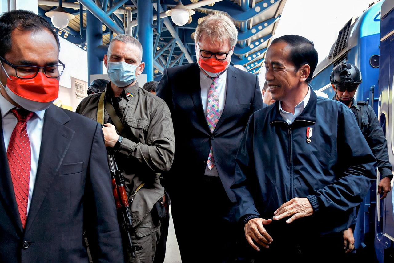Indonesiens Präsident Widodo in Begleitung von drei Männern auf dem Bahnhof von Kiew.