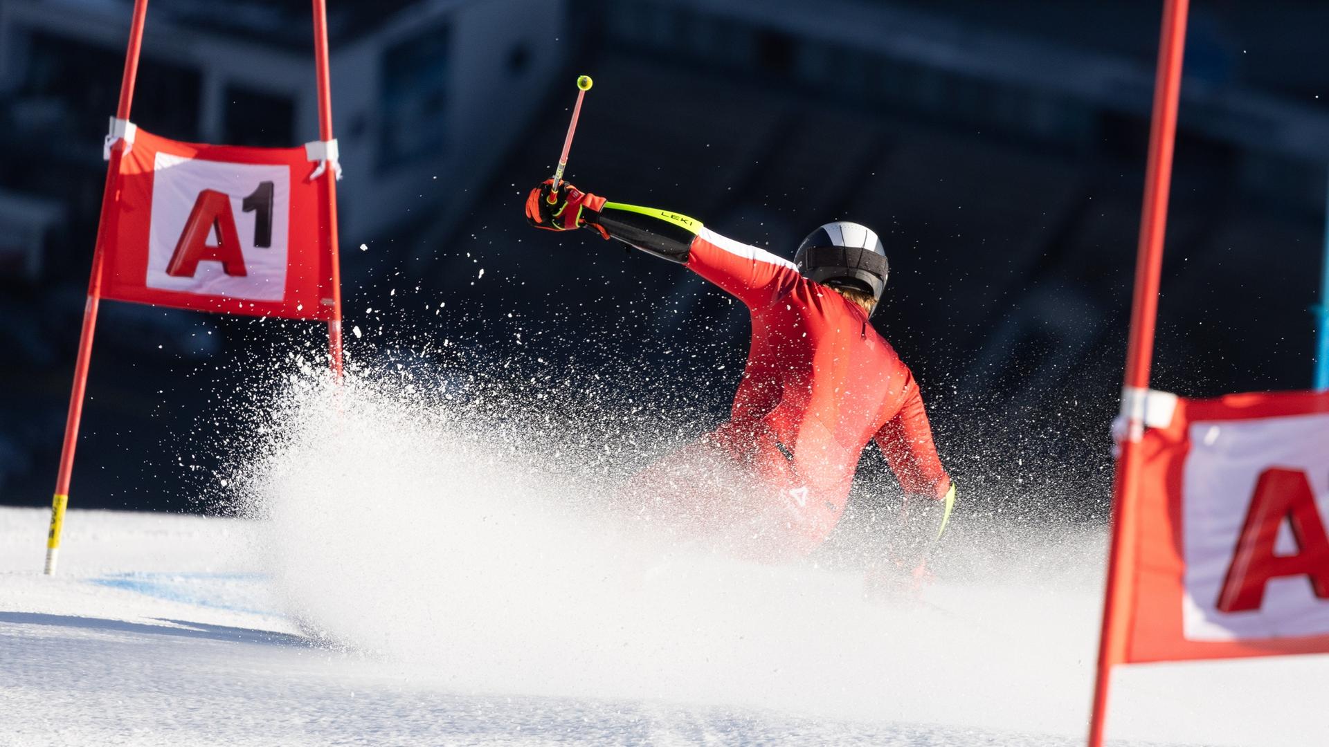 Sölden: Manuel Feller in Aktion während der Schneekontrolle und des ÖSV-Trainings vor dem Weltcuprennen am Rettenbachferner. 