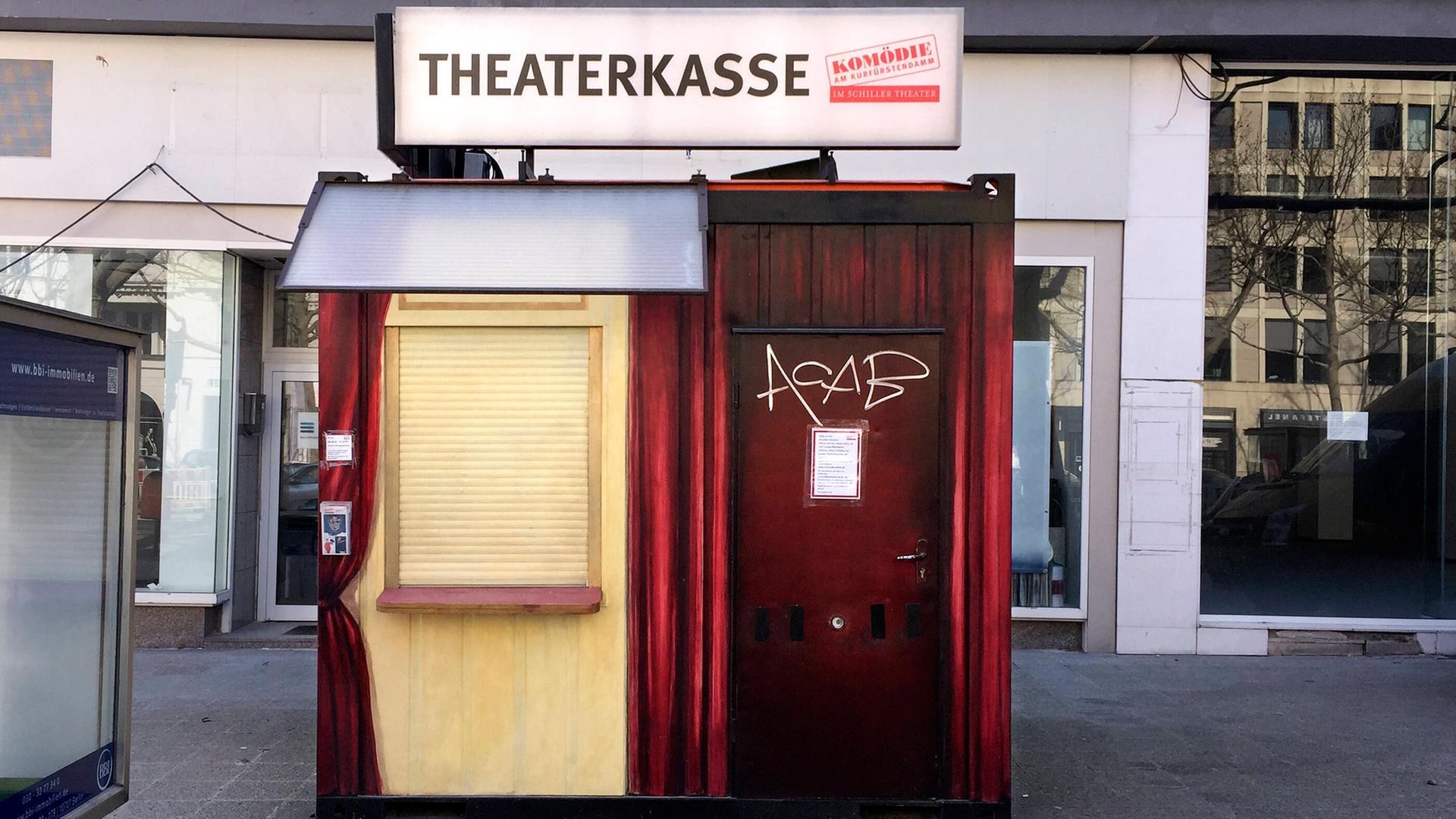 Geschlossene Theaterkasse der Komödie auf dem Berliner Kurfürstendamm