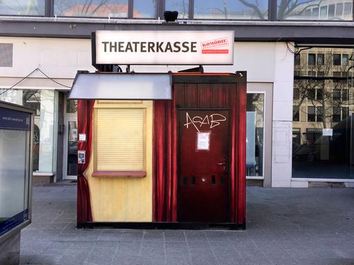 Geschlossene Theaterkasse der Komödie auf dem Berliner Kurfürstendamm