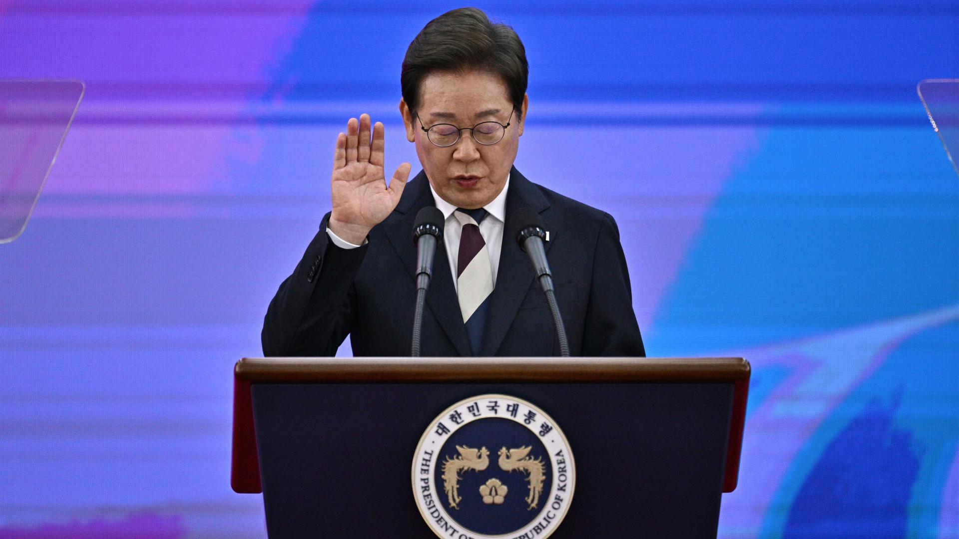 Seoul: Südkoreas neu gewählter Präsident Lee Jae Myung legt während seiner Amtseinführung in der Nationalversammlung seinen Amtseid ab. Seoul: Südkoreas neu gewählter Präsident Lee Jae Myung legt während seiner Amtseinführung in der Nationalversammlung seinen Amtseid ab.