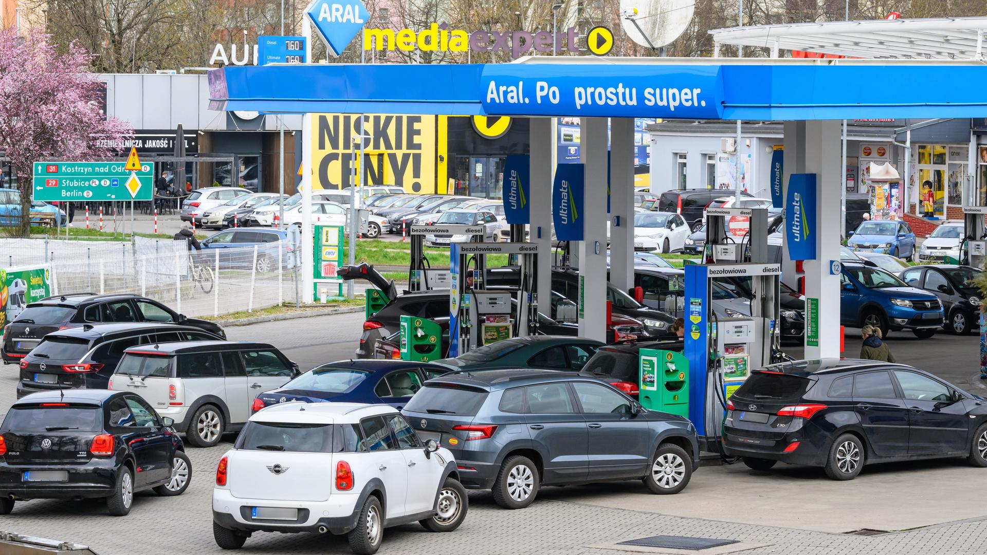 Fahrzeuge mit deutschen Kennzeichen stehen an einer Tankstelle im polnischen Slubice.
Fahrzeuge mit deutschen Kennzeichen stehen an einer Tankstelle im polnischen Slubice.