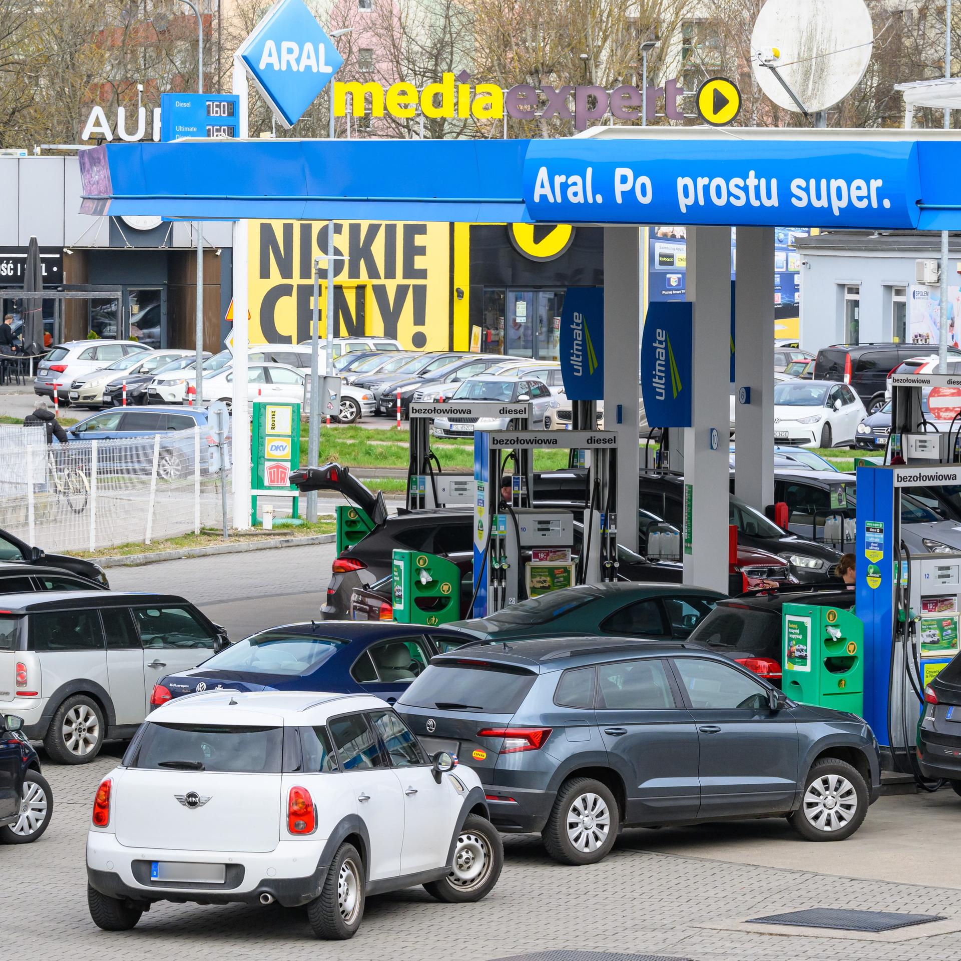 Fahrzeuge mit deutschen Kennzeichen stehen an einer Tankstelle im polnischen Slubice.
