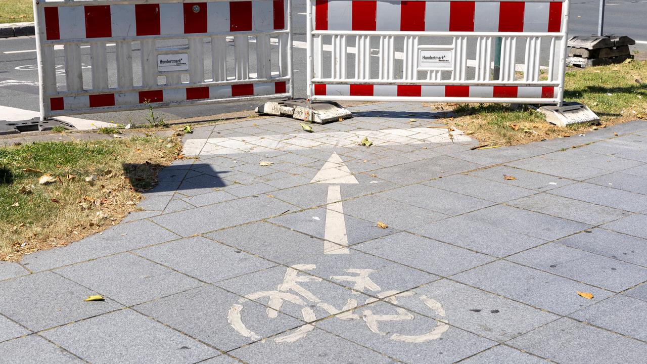 Absperrung eines Radwegs am Essener Europaplatz 