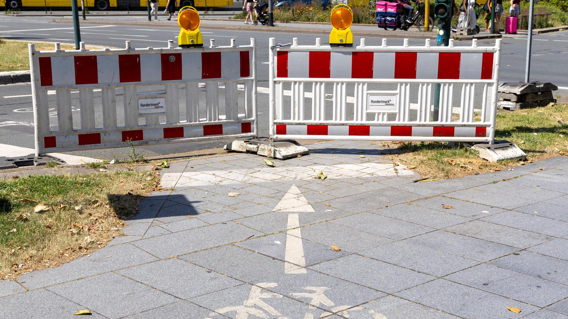 Absperrung eines Radwegs am Essener Europaplatz 