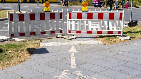 Absperrung eines Radwegs am Essener Europaplatz 