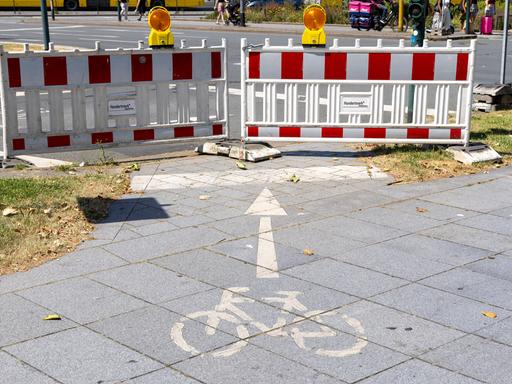 Absperrung eines Radwegs am Essener Europaplatz 
