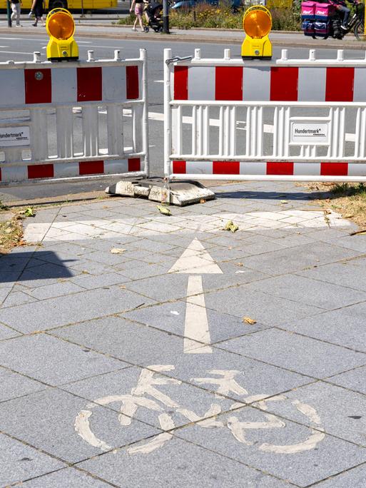 Absperrung eines Radwegs am Essener Europaplatz Absperrung eines Radwegs am Essener Europaplatz
