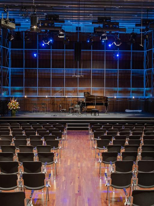 Bestuhlter und leerer Deutschlandfunk Kammermusiksaal vor einem Raderbergkonzert
