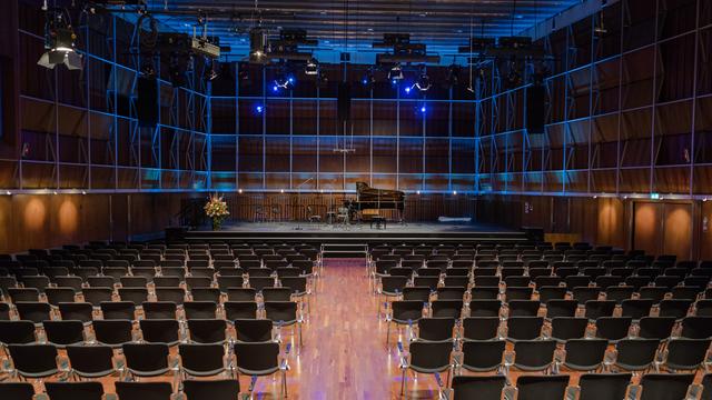 Bestuhlter und leerer Deutschlandfunk-Kammermusiksaal vor einem Raderbergkonzert