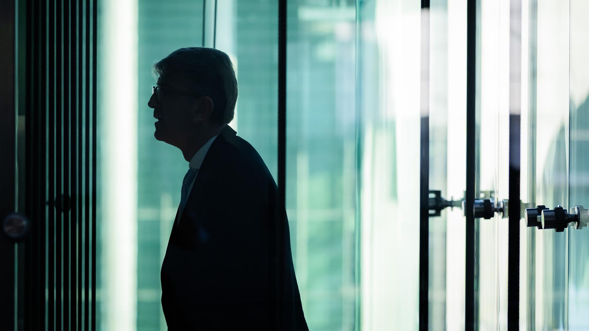 Wolfram Weimer (parteilos), Staatsminister für Kultur und Medien, steht in einem Fahrstuhl, als er den Ausschuss für Kultur und Medien im Paul-Löbe-Haus des Deutschen Bundestages verlässt. Er steht im Gegenlicht, es ist vor allem seine Kontur zu erkennen. Wolfram Weimer (parteilos), Staatsminister für Kultur und Medien, steht in einem Fahrstuhl, als er den Ausschuss für Kultur und Medien im Paul-Löbe-Haus des Deutschen Bundestages verlässt. Er steht im Gegenlicht, es ist vor allem seine Kontur zu erkennen.