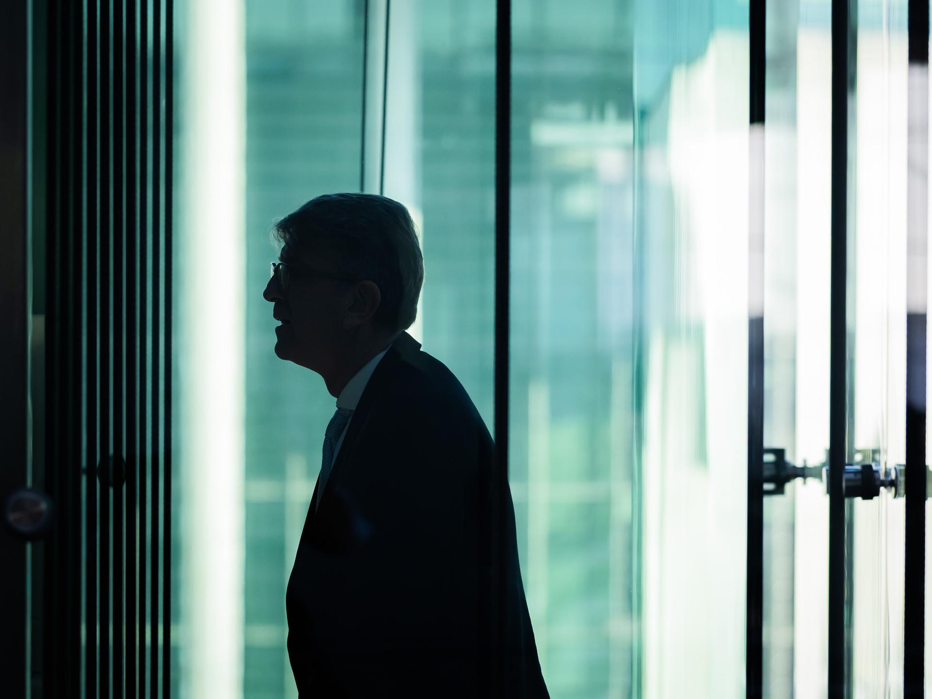 Wolfram Weimer (parteilos), Staatsminister für Kultur und Medien, steht in einem Fahrstuhl, als er den Ausschuss für Kultur und Medien im Paul-Löbe-Haus des Deutschen Bundestages verlässt. Er steht im Gegenlicht, es ist vor allem seine Kontur zu erkennen.