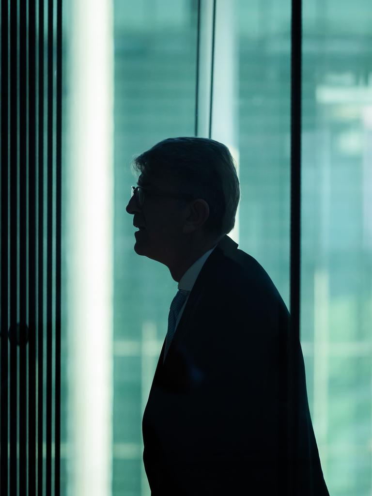 Wolfram Weimer (parteilos), Staatsminister für Kultur und Medien, steht in einem Fahrstuhl, als er den Ausschuss für Kultur und Medien im Paul-Löbe-Haus des Deutschen Bundestages verlässt. Er steht im Gegenlicht, es ist vor allem seine Kontur zu erkennen.