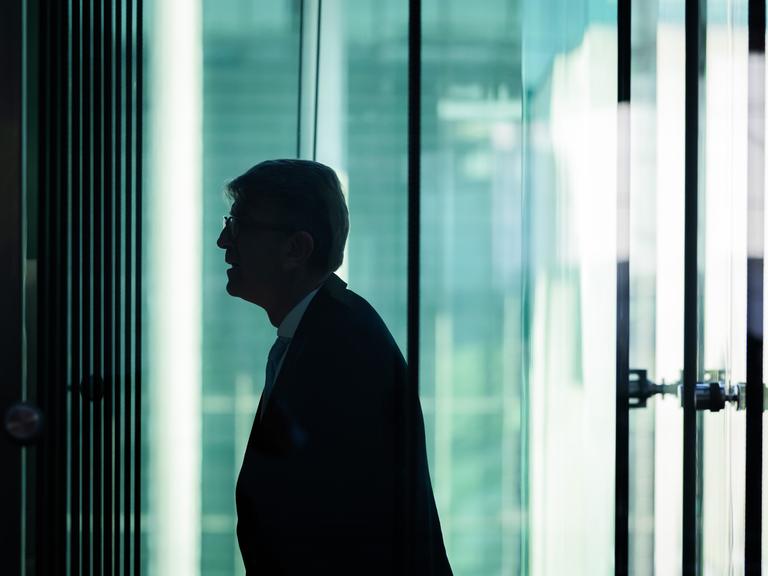 Wolfram Weimer (parteilos), Staatsminister für Kultur und Medien, steht in einem Fahrstuhl, als er den Ausschuss für Kultur und Medien im Paul-Löbe-Haus des Deutschen Bundestages verlässt. Er steht im Gegenlicht, es ist vor allem seine Kontur zu erkennen.