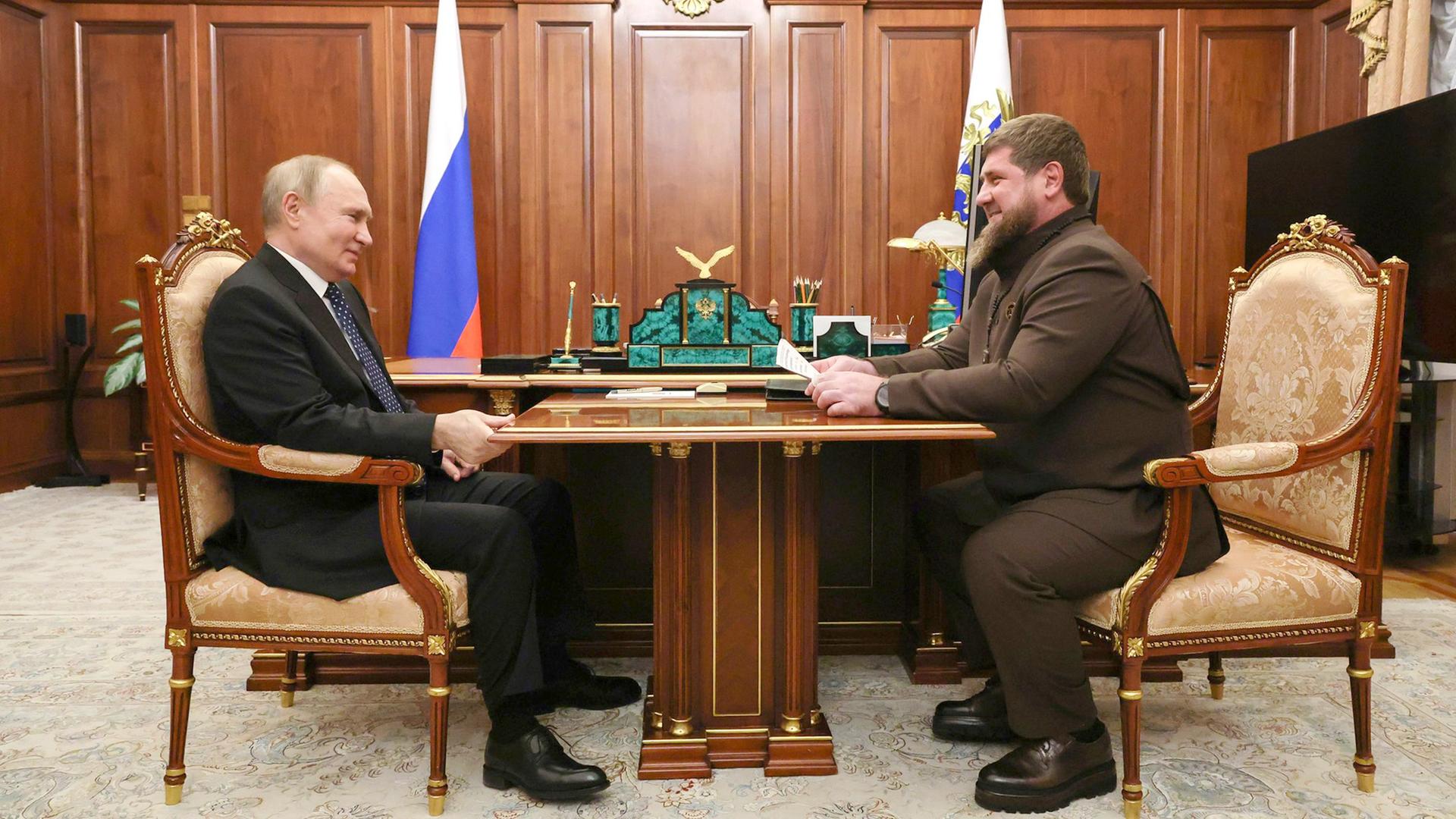 Wladimir Putin und Tschetscheniens Machthaber Ramsan Kadyrow sitzen an einem Tisch