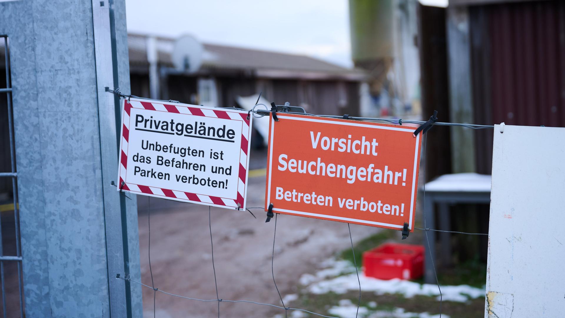 "Vorsicht Seuchengefahr! Betreten verboten!" Steht auf einem Schild an einem Betrieb in Mehrow in Brandenburg. "Vorsicht Seuchengefahr! Betreten verboten!" Steht auf einem Schild an einem Betrieb in Mehrow in Brandenburg.